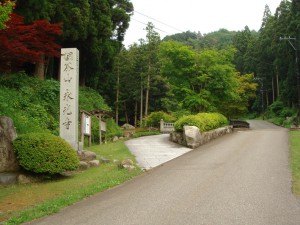 加工 寺入り口