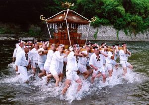 休暇村グループの公共の宿 国民宿舎両神荘 川瀬祭り