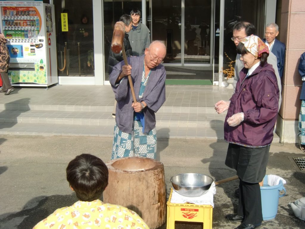 休暇村グループの公共の宿 国民宿舎両神荘 餅つき
