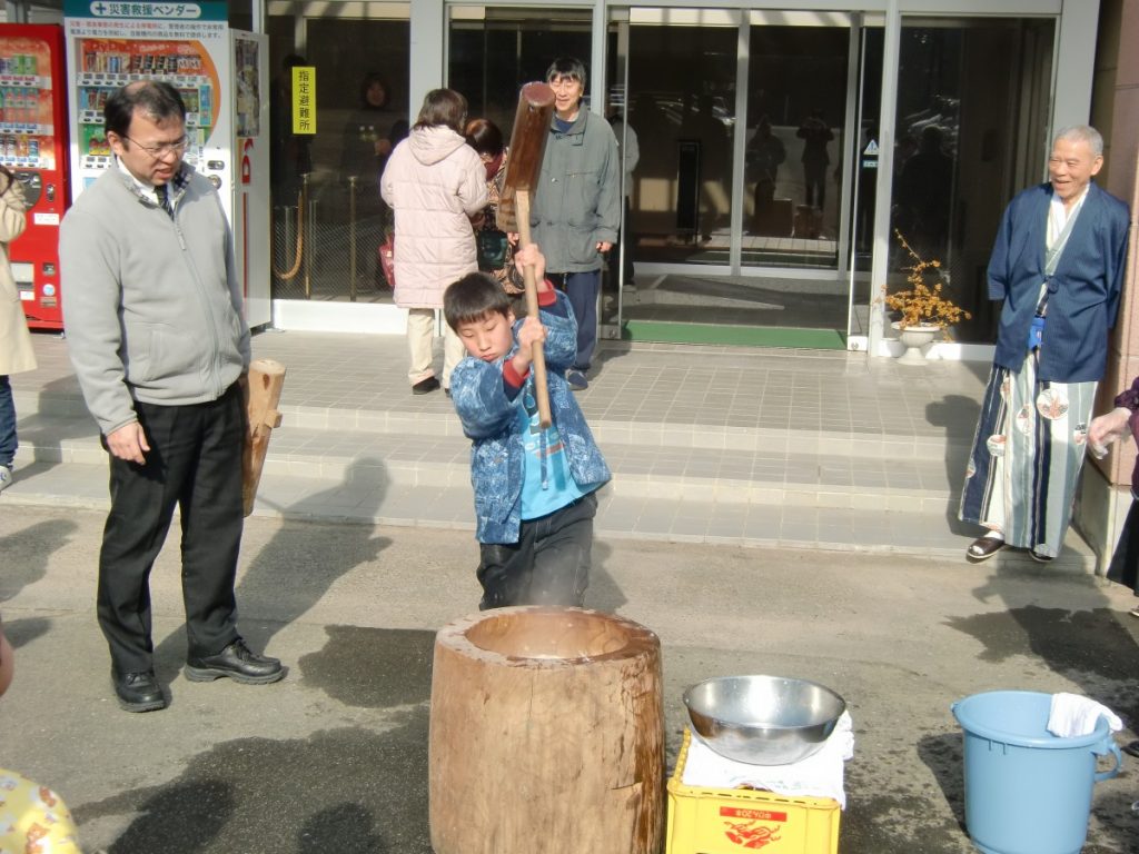休暇村グループの公共の宿 国民宿舎両神荘 餅つき2
