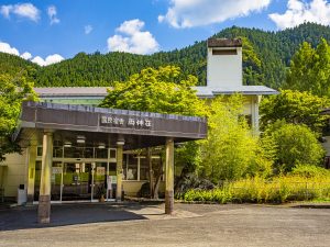 休暇村グループの公共の宿 国民宿舎両神荘 両神荘玄関前