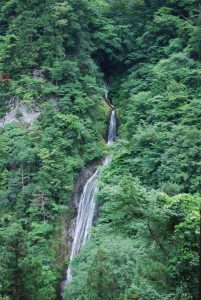 休暇村グループの公共の宿　国民宿舎両神荘　丸神の滝
